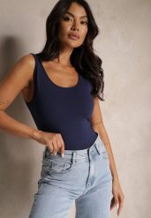 Granatowy Dopasowany Top z Bawełny na Szerokich Ramiączkach Ravilina. Niebieskie topy damskie Renee, l, bez wzorów, z bawełny, bez kołnierzyka. Za 19.99 zł.