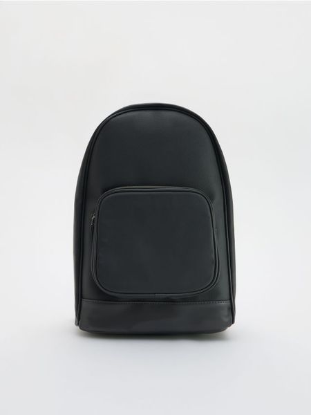 Plecak z imitacji skóry - ciemnoszary. Szare plecaki męskie Reserved, bez wzorów, ze skóry. W wyprzedaży za 55.99 zł.