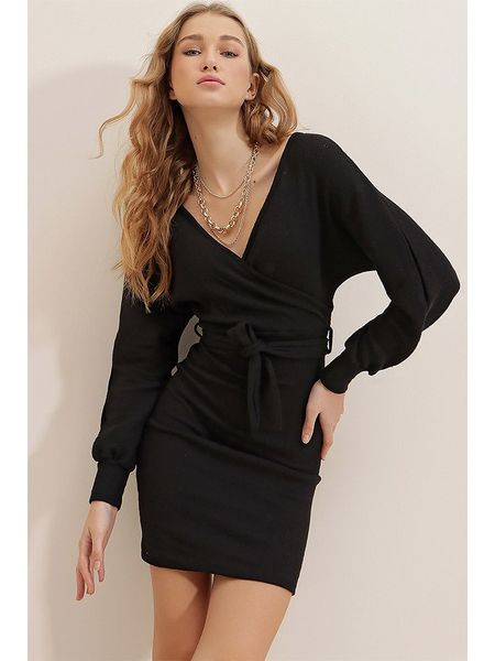 Trend Alacati Sukienka w kolorze czarnym rozmiar: L. Czarne sukienki damskie Trend Alacati, l, bez wzorów, z bawełny, bez kołnierzyka, bez ramiączek, mini. Za 65.85 zł.