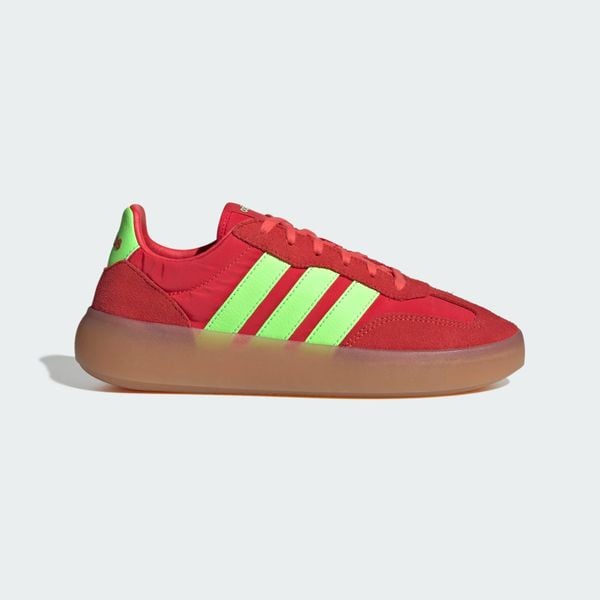 Buty Barreda Decode. Czerwone obuwie trekkingowe damskie Adidas. Za 295.99 zł.