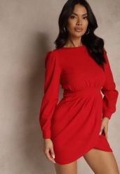 Czerwona Sukienka Ozdobiona Bufiastymi Rękawami i Marszczeniem Vedelli. Czerwone sukienki damskie Renee, na co dzień, l, bez wzorów, eleganckie, bez kołnierzyka, bez ramiączek, mini, kopertowe. W wyprzedaży za 119.99 zł.