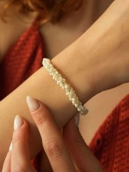 Pierres de Jade Pozłacana bransoletka z perłami rozmiar: onesize. Białe bransoletki damskie Pierres de Jade, pozłacane. Za 56.99 zł.