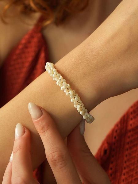 Pierres de Jade Pozłacana bransoletka z perłami rozmiar: onesize. Białe bransoletki damskie Pierres de Jade, pozłacane. Za 87.40 zł.