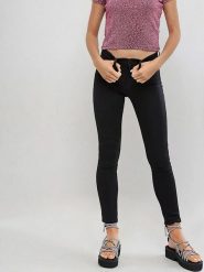 Monki Dżinsy - Slim fit - w kolorze czarnym rozmiar: W26. Czarne jeansy damskie Monki, z podwyższonym stanem. Za 60.88 zł.
