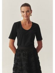 TATUUM Koszulka "Rofina" w kolorze czarnym rozmiar: XXL. Czarne bluzki damskie Tatuum, xxl, bez wzorów, bez kołnierzyka, bez ramiączek. Za 87.81 zł.