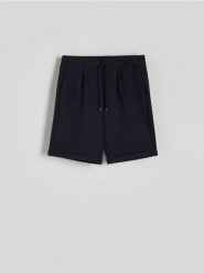 Szorty regular fit - granatowy. Niebieskie szorty męskie Reserved, z bawełny, bez kołnierzyka. W wyprzedaży za 55.99 zł.