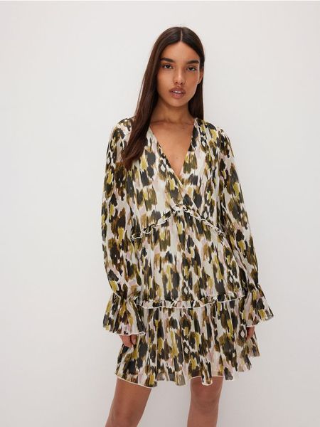 Wzorzysta sukienka oversize - wielobarwny. Sukienki damskie Reserved, l, bez wzorów, z tkaniny, bez kołnierzyka, bez ramiączek, oversize. W wyprzedaży za 45.99 zł.