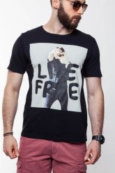 LEE T SHIRT PHOTO TEE BLACK L60QEP01 112113474. Czarne t-shirty męskie Lee, l, bez wzorów, bez kołnierzyka. W wyprzedaży za 39.99 zł.