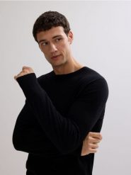 Sweter z wełny merino - czarny. Czarne swetry męskie Reserved, l, bez wzorów, z wełny, bez kołnierzyka. Za 199.99 zł.