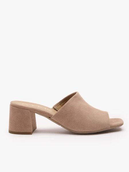 Beżowe klapki na obcasie. Brązowe klapki damskie Ryłko, bez wzorów, ze skóry, bez obcasa, na obcasie. Za 379.99 zł.