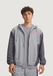 Kurtka Mężczyzna UNDER ARMOUR UA RIVAL WOVEN CB JACKET. Szare kurtki męskie Under Armour, m, bez wzorów, sportowe, bez kaptura. Za 387.25 zł.