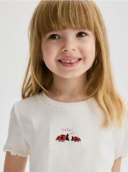 Bawełniany T-shirt z haftem - złamana biel. Koszulki dziewczęce Reserved, m, bez wzorów, z bawełny, bez ramiączek. W wyprzedaży za 15.99 zł.