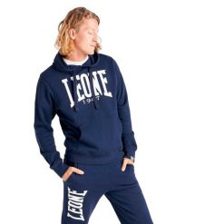 Męska bluza z kapturem Leone 1947 Apparel. Niebieskie bluzy sportowe męskie LEONE 1947 APPAREL, bez wzorów, z tkaniny, sportowe, bez kołnierzyka, bez ramiączek. W wyprzedaży za 139.75 zł.