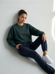 Dresowe spodnie jogger z napisem MICHIGAN - granatowy. Niebieskie spodnie sportowe damskie Sinsay, l, z dresówki. Za 29.99 zł.