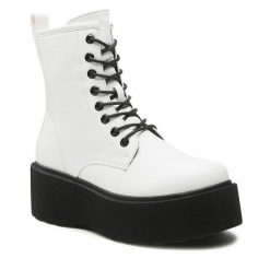 Trzewiki Jenny Fairy. Białe botki damskie Jenny Fairy, bez obcasa, na koturnie, bez zapięcia. Za 159.99 zł.