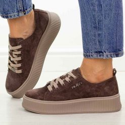 D. Brązowe skórzane półbuty damskie Filippo Dp6122/26. Brązowe półbuty damskie Filippo, bez wzorów, ze skóry, eleganckie, z okrągłym noskiem, bez obcasa, na platformie. Za 239.00 zł.