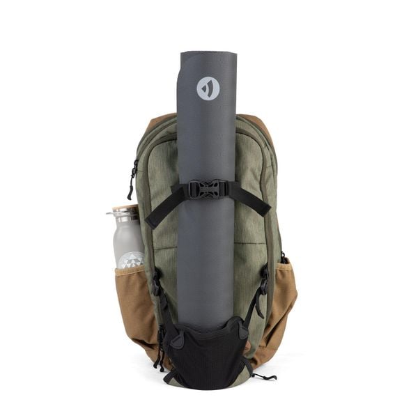 Plecak na matę do jogi Bodhi Daypack. Zielone plecaki damskie BODHI, bez wzorów, sportowe. Za 149.99 zł.
