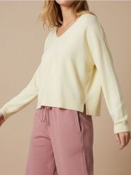 Luźny sweter z wiskozą - kremowy. Białe swetry klasyczne damskie Sinsay, l, z wiskozy, bez kołnierzyka. Za 39.99 zł.