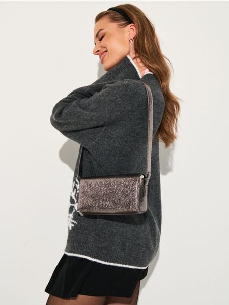 Metaliczna torebka na ramię - czarny. Czarne torebki klasyczne damskie Sinsay, bez wzorów, bez dodatków. Za 39.99 zł.