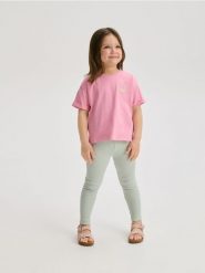 Bawełniany T-shirt z haftem - różowy. Czerwone koszulki dziewczęce Reserved, m, bez wzorów, z bawełny, bez ramiączek. W wyprzedaży za 17.99 zł.