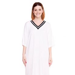 Czarno-biała sukienka damska o swobodnym kroju. Białe sukienki damskie LEONE 1947 APPAREL, l, bez wzorów, z dresówki, sportowe, bez kołnierzyka, bez ramiączek, dopasowane. W wyprzedaży za 154.80 zł.