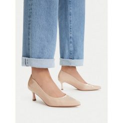 Czółenka JENNY. Brązowe czółenka damskie Jenny, bez wzorów, bez obcasa. Za 119.99 zł.