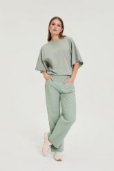 Jeansy z szerokimi nogawkami oliwkowe. Zielone jeansy damskie MOODO. Za 129.99 zł.