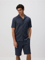 Szorty regular fit - ciemnoszary. Szare szorty męskie Reserved, z bawełny, bez kołnierzyka. W wyprzedaży za 79.99 zł.