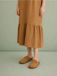 Klapki z klamrą z imitacją zamszu - brązowy. Brązowe klapki damskie Sinsay, bez wzorów, bez obcasa. Za 49.99 zł.