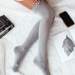 Szare ażurowe zakolanówki z warkoczem 223. Szare skarpetki damskie Milena, w ażurowe wzory, z bawełny. Za 29.00 zł.