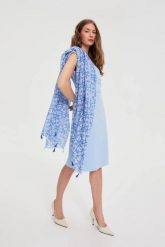 Szal z frędzlami błękitny. Niebieskie szaliki i kominy damskie MOODO, bez wzorów, z poliesteru. Za 49.99 zł.