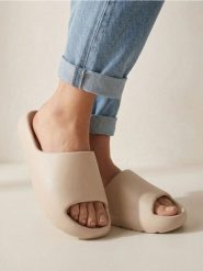 Klapki basic - kremowy. Białe klapki damskie Sinsay, bez wzorów, bez obcasa. Za 29.99 zł.