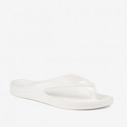 Damskie klapki Coqui. Białe klapki damskie Coqui, bez wzorów, bez obcasa. Za 134.99 zł.