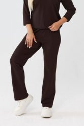 Czekoladowe spodnie Florina - prosta nogawka i kieszenie po bokach PLUS SIZE XXL OVERSIZE JESIEŃ. Brązowe spodnie materiałowe damskie Moda Size Plus Iwanek, bez wzorów, z nylonu, biznesowe, plus size. Za 189.90 zł.