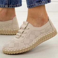 Beżowe ażurowane skórzane półbuty damskie T.Sokolski w26-47. Brązowe półbuty damskie Sokolski, bez wzorów, z jeansu, klasyczne, bez obcasa, na płaskiej podeszwie. Za 259.00 zł.