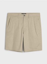 Bawełniane szorty chino - kremowy. Białe szorty męskie Sinsay, bez wzorów, z bawełny. Za 59.99 zł.