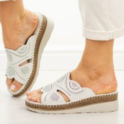 Białe skórzane klapki damskie na koturnie S.Barski 5915. Białe klapki damskie S.BARSKI, bez wzorów, z jeansu, bez obcasa, na koturnie. Za 239.00 zł.