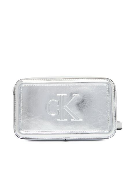 Calvin Klein Torebka Bold Ck Metallic Camera Bag LV04F3331G Srebrny. Szare torebki klasyczne damskie CALVIN KLEIN, bez wzorów, ze skóry, bez dodatków. Za 329.99 zł.