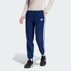 Spodnie Train Essentials 3-Stripes Woven. Białe spodnie dresowe damskie Adidas, xs, z materiału, na fitness i siłownię. Za 219.00 zł.
