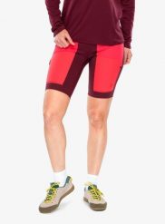 Spodenki turystyczne damskie Peak Performance Ascent Track Shorts. Czerwone szorty damskie Peak Performance, bez wzorów, z tkaniny, z podwyższonym stanem. Za 313.49 zł.