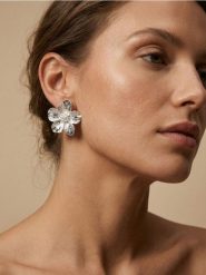 Kolczyki w kształcie kwiatów - srebrny. Szare kolczyki damskie Sinsay, srebrne. Za 9.99 zł.