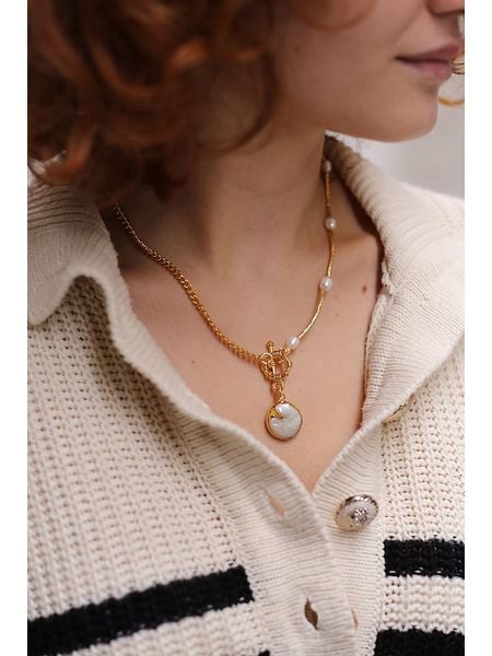 Pierres delicates Pozłacany naszyjnik z masą perłową - dł. 50 cm rozmiar: onesize. Białe naszyjniki damskie Pierres delicates, pozłacane. Za 65.07 zł.