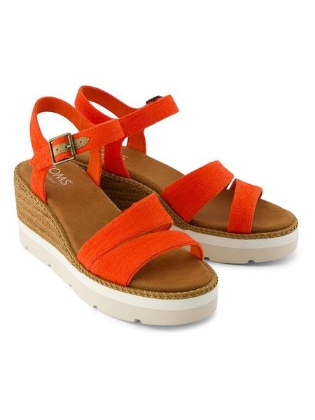 TOMS Sandały w kolorze czerwonym na koturnie rozmiar: 40. Czerwone sandały damskie Toms, bez wzorów, z materiału, bez obcasa, na koturnie. Za 244.95 zł.