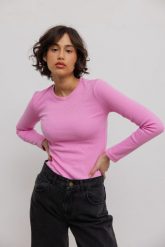 Dopasowany top z długim rękawem w kolorze PINK FLAMINGO - MOODY-XS. Różowe topy damskie Marsala, s, bez wzorów, z bawełny, bez kołnierzyka. Za 129.90 zł.