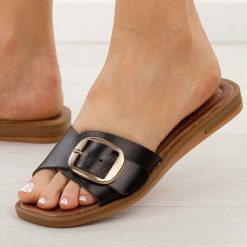 Czarne skórzane klapki damskie Cambell 64307. Czarne klapki damskie POTOCKI, bez wzorów, ze skóry, bez obcasa, na płaskiej podeszwie. Za 199.00 zł.