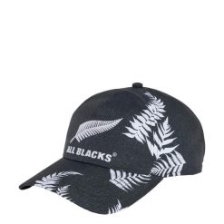 DŻINSOWA CZAPKA Z DASZKIEM ALL BLACKS RUGBY GREATEST RIVALRY. Czarne czapki z daszkiem damskie Adidas, bez wzorów, z materiału. Za 129.00 zł.