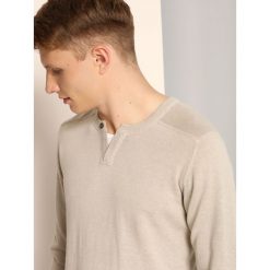 SWETER DŁUGI RĘKAW MĘSKI Z GUZIKIEM. Szare swetry męskie TOP SECRET, na jesień, l, bez wzorów, bez kołnierzyka. W wyprzedaży za 49.99 zł.