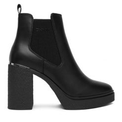Botki DKNY. Czarne botki damskie DKNY, bez obcasa, na słupku, bez zapięcia. Za 789.99 zł.