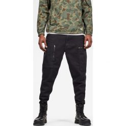 G-Star Raw - Spodnie. Czarne spodnie materiałowe męskie G-Star Raw, bez wzorów, z bawełny, casualowe. W wyprzedaży za 379.90 zł.