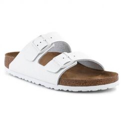 Klapki damskie Birkenstock Arizona. Białe klapki damskie Birkenstock, bez wzorów, z materiału, bez obcasa. Za 494.79 zł.